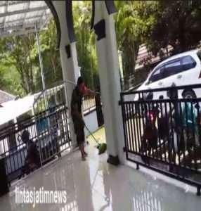 Peduli Dengan Rumah Ibadah, Babinsa Koramil 0801/02 Kebonagung Bersama Warga Bersihkan Masjid