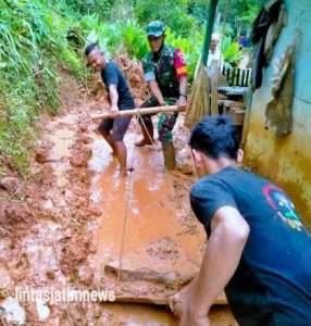 Babinsa Koramil 0801/04 Tegalombo Bantu Warga Membersihkan Material longsor