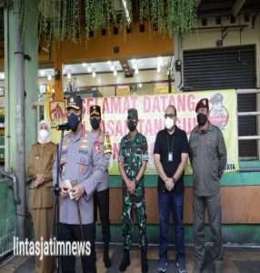 Pantau ketersediaan Minyak Goreng, Kapolri dan Forkopimda Jatim sambangi Pasar Wonokromo dan Pabrik Minyak Goreng di Surabaya