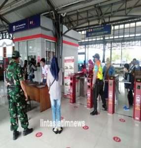 Tanggal Merah, Sertu Murdianto Tetap Himbau Prokes Dan Bagikan Masker di Wilayah