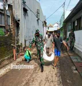 Koramil 03/Serengan ajak warga Kerja Bakti Bersihkan Jalan Pangeran Wijil