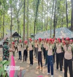 Anggota Kodim 0805/Ngawi Gembleng Peserta Diklatsar KOKAM Di Umbol Jambe