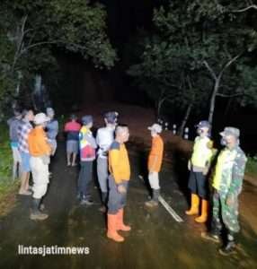 Kodim 0801/Pacitan Kerahkan Personil Bantu Bersihkan Material Longsor, Jalur Utama Pacitan-Ponorogo