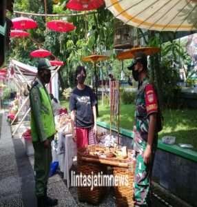 Babinsa Keprabon Bersama Linmas Amankan Kegiatan Solo Art Market di Wilayah Binaan