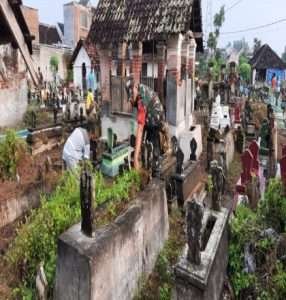Jelang Ramadhan, Bersama Warga Babinsa Desa Ringinpitu Kerja Bakti Bersihkan Areal TPU