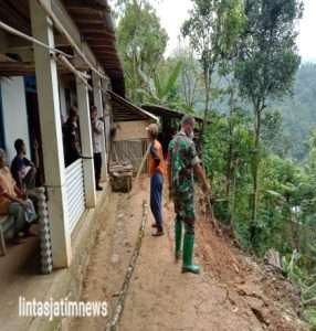 Babinsa Koramil 0806/13 Dongko Cek Lokasi Sekaligus Bersihkan Tanah Longsor Yang Menimpa Rumah Warga