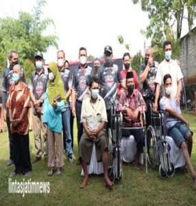 Kapolres Nganjuk Bagi Sembako dan Kursi Roda Saat Resmikan Program Wayahe Lapor Kapolres