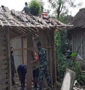 Dekat Dengan Rakyat, Babinsa Sambi Turut Perbaiki Rumah