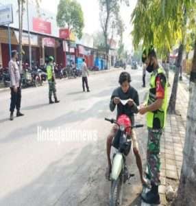 Selain Melaksanakan Pendampingan Kegiatan Vaksinasi, Anggota Koramil Paron Juga Rutin Gelar Operasi Yustisi
