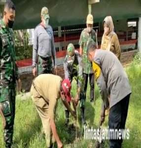 Lestarikan Alam, Koramil 03/Serengan bersama Masyarakat Tanam Puluhan Pohon