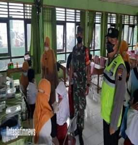 Babinsa Koramil 10/Wuryantoro Berikan Pendampingan Kegiatan Bulan Imunisasi Anak Sekolah (BIAS)