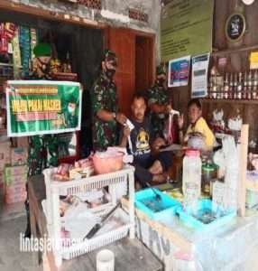 Bagikan Masker Kepada Warga, Ini Harapan Koramil 04/Nguntoronadi Rutin Gelar Patroli Protkes