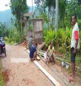 Babinsa Koramil 0801/06 Bandar Bersama Warga Binaan Gotong Royong Bangun Pos Kamling