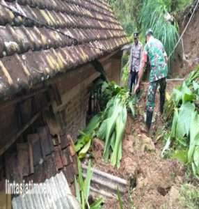 Ringankan Beban, Babinsa 0801/02 Kebonagung Bersama Warga Bersihkan Material Longsor