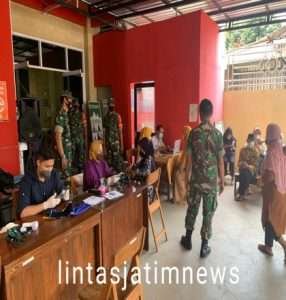 Danramil 19/Purwantoro Pimpin Anggota Berikan Pendampingan Vaksinasi