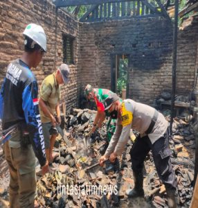 Babinsa Koramil 0806/11 Panggul Bersama BKTM dan Warga Bantu Bersihkan Rumah Korban Kebakaran