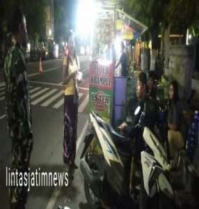 Yakinkan Masyarakat Patuhi Prokes, Babinsa Koramil 01/Sragen laksanakan Patroli PPKM