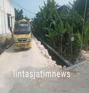 Kegiatan Peninggian Jalan Desa Kebomlati Plumpang