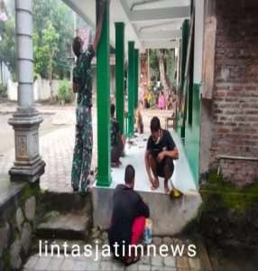 Anggota Koramil Jogorogo Gotong royong Bantu Warga Pengecatan TPA