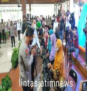 Kabareskrim Polri Bagikan Paket Sembako Untuk Warga Yang Ikut Vaksinasi Di Blora Jawa Tengah