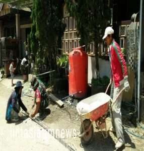 Babinsa Koramil 0801/08 Tulakan Bantu Warga Binaan Membuat Talud