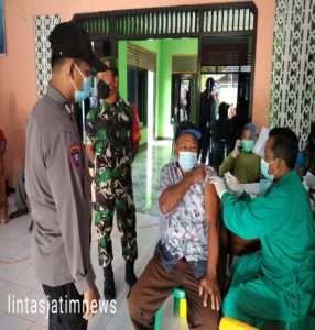 Demi Keamanan dan Ketertiban, Babinsa Koramil 0805/03 Geneng Dampingi Vaksinasi Booster