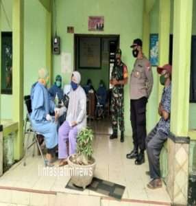 Terus Dukung Pemerintah Cegah Penyebaran Covid 19,Sertu Suyatman Dampingi Vaksinasi Di Wilayah Binaannya