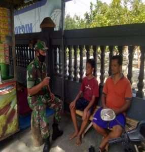 Terus Jalin Keakraban, Babinsa Komsos Dengan Warga