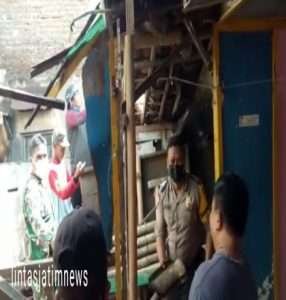 TNI Polri & Masyarakat Bergotong Royong  Bongkar Rumah Tidak Layak Huni