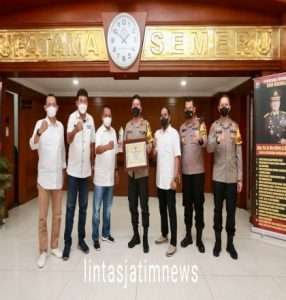 Kapolda Jatim Irjen Nico Menerima Penganugrahan PWI Jatim Award Kategori Tokoh Daerah Bidang Public Health Leaders