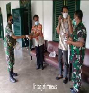 Sambangi Puro Mangkunegaran, Babinsa Keprabon Sisipkan Pesan Prokes