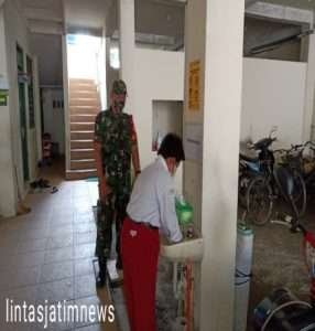 Yakinkan Sesuai Prokes, Serda Endri Cek Pelaksanaan PTM di SD Muhamadiyah 7