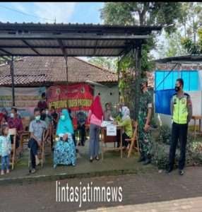 Pastikan Sesuai Protkes, Babinsa Dan Bhabinkamtibmas Berikan Pendampingan Vaksinasi