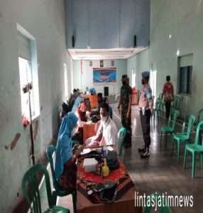 Babinsa Dan Bhabinkamtibmas Gondang Dampingi Nakes Berikan Vaksinasi