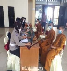 Tim Vaksinator Polres Batu Gelar Vaksinasi di STAB Kertarajasa dan Padepokan Dhammadika Arrama