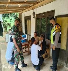 Sinergi TNI-Polri Dan Nakes Datangi Warga Berikan Vaksin
