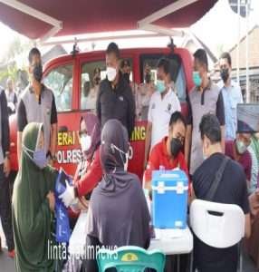 Polresta Sidoarjo Suntik Vaksin Booster Masyarakat di Pasar Tradisional