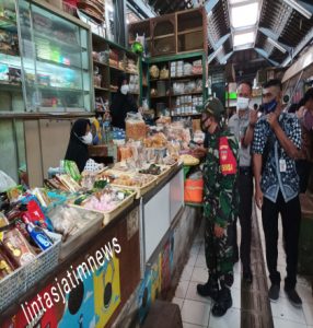 Hadir di Lokasi Pasar Tradisional, Babinsa Sudiroprajan Gencar Beri Himbauan Prokes