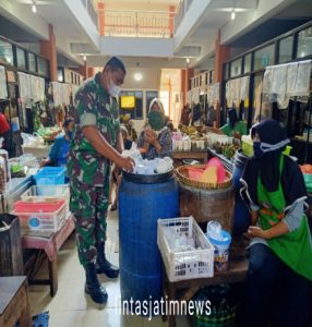 Jelang Awal Puasa Ramadhan, Serma Samsuri Cek Prokes Dipasar Tradisional Rejosari