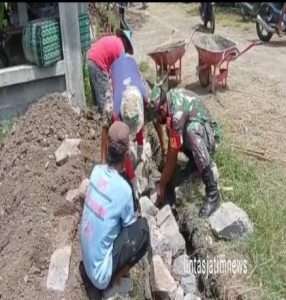 Babinsa Posramil Gerih Gotong Royong Karya Bakti Benahi Tanggul Parit Persawahan