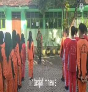 Anggota Koramil Padas berikan materi Wasbang Dan PBB Kepada Siswa-Siswi SMPN 1 Padas