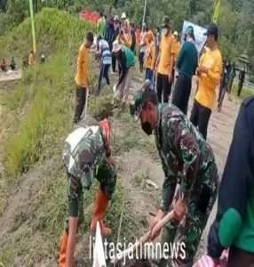 Jaga Kelestarian Alam, Babinsa Koramil 0801/04 Arjosari Bersama Warga Lakukan Penghijauan