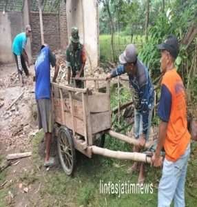 Babinsa Koramil 0805/06 Kwadungan Bantu  Perbaiki Rumah Warga Lansia Yang Rusak