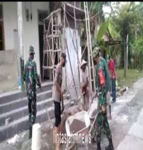 Bersama Masyarakat, Anggota Posramil Pangkur Kerja Bhakti Bangun Masjid