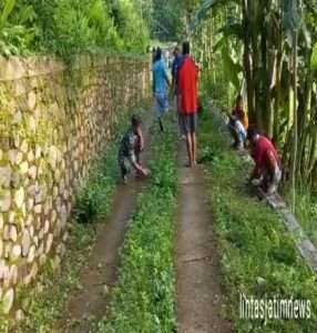 Wujud Kepedulian, Koramil 0801/04 Tegalombo Bersama Warga Membersihkan Jalan