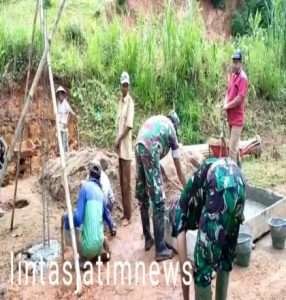 Babinsa Koramil 08/06 Bandar Bantu Warga Membuat Teras Musholla Baitussalam