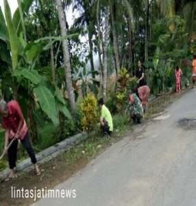 Muliakan Bulan Ramadhan, Babinsa Koramil 0806/09 Tugu Ajak Warga Bersihkan Lingkungan