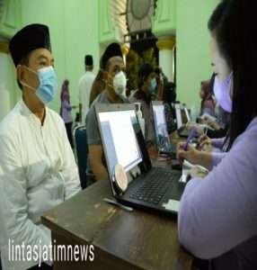 Kejar Herd Immunity, Polres Madiun Kota Bersama Forkopimda  Gelar Vaksinasi Usai Sholat Tarawih