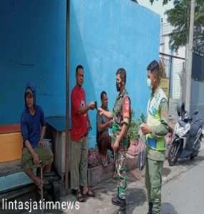 Babinsa Mojo Bersama Linmas Bagikan Masker Gratis, Ini Tujuannya