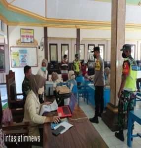 Posramil 0806/Suruh Dampingi Pelaksanaan Vaksinasi Bagi Masyarakat Kecamatan Suruh